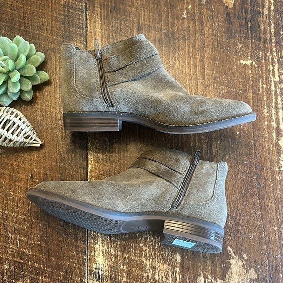 Clarks | Women's Camzin Hale Ankle Boot, Brown/Tan Suede - Picture 3 of 7